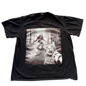 Funny Cat Selfie With BIGFOOT Sasquatch Tshirt Cat L Gift‎ For Men Women Novelty
